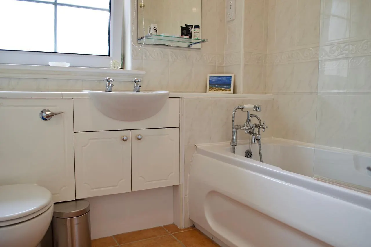 Bright 1 Bedroom Apartment In Edinburgh 0*,